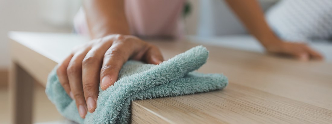 Een oppervlak schoonmaken met een doek
